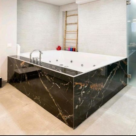 Romantic Jacuzzi Apartment Atene Esterno foto