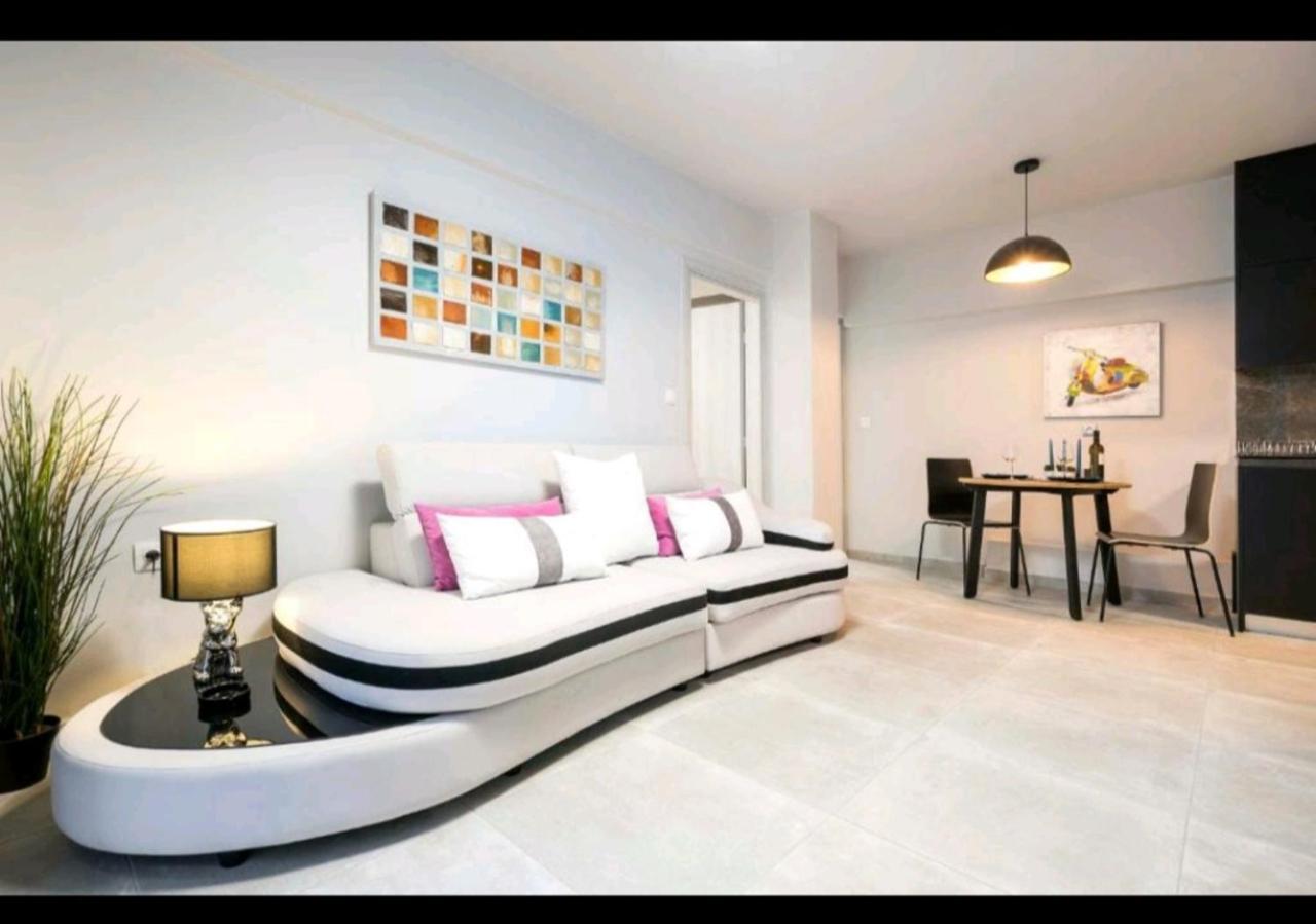 Romantic Jacuzzi Apartment Atene Esterno foto