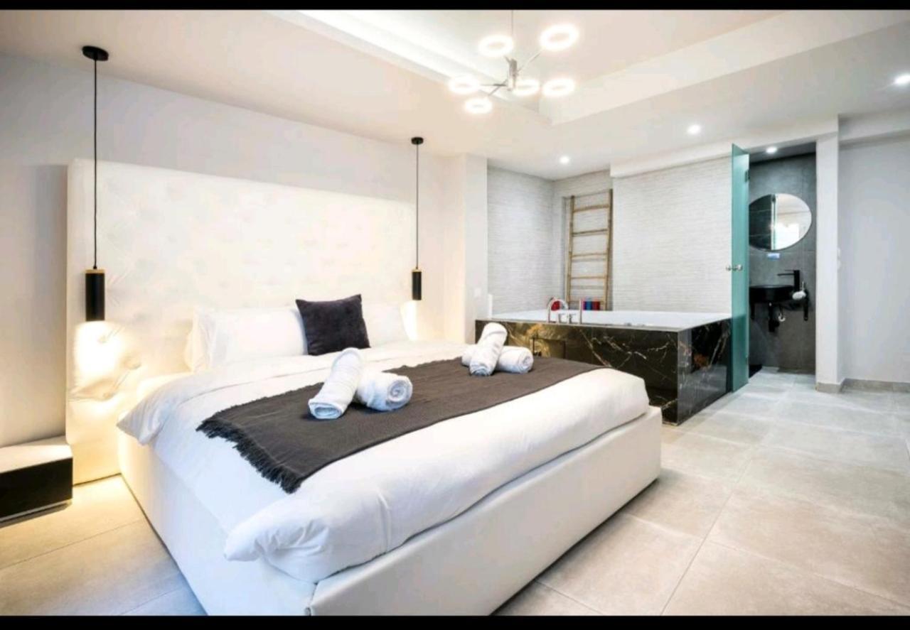 Romantic Jacuzzi Apartment Atene Esterno foto
