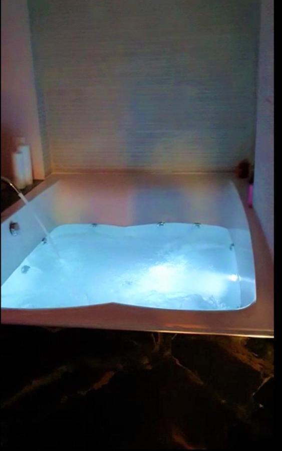 Romantic Jacuzzi Apartment Atene Esterno foto