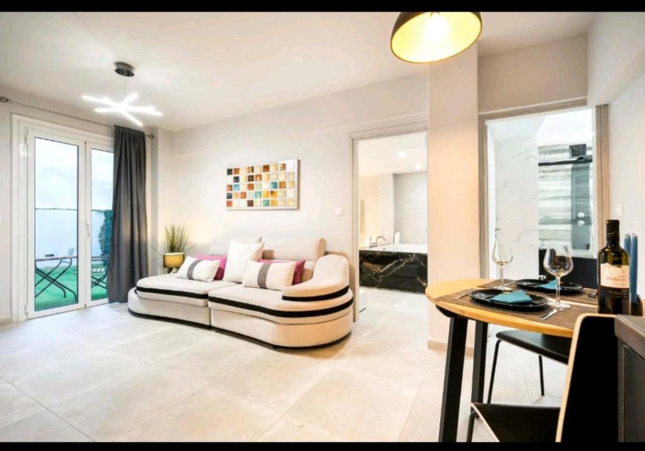 Romantic Jacuzzi Apartment Atene Esterno foto