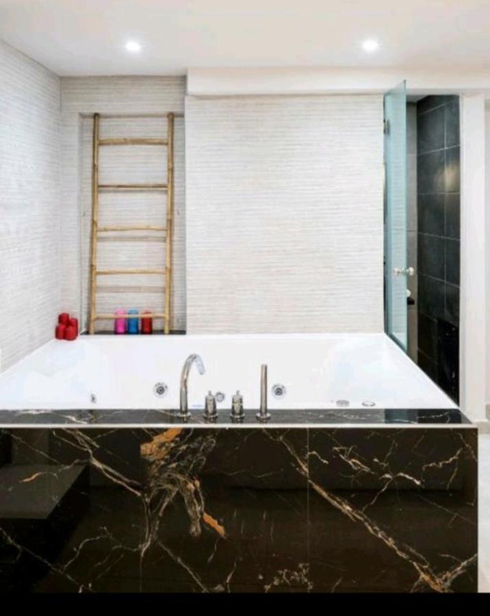 Romantic Jacuzzi Apartment Atene Esterno foto