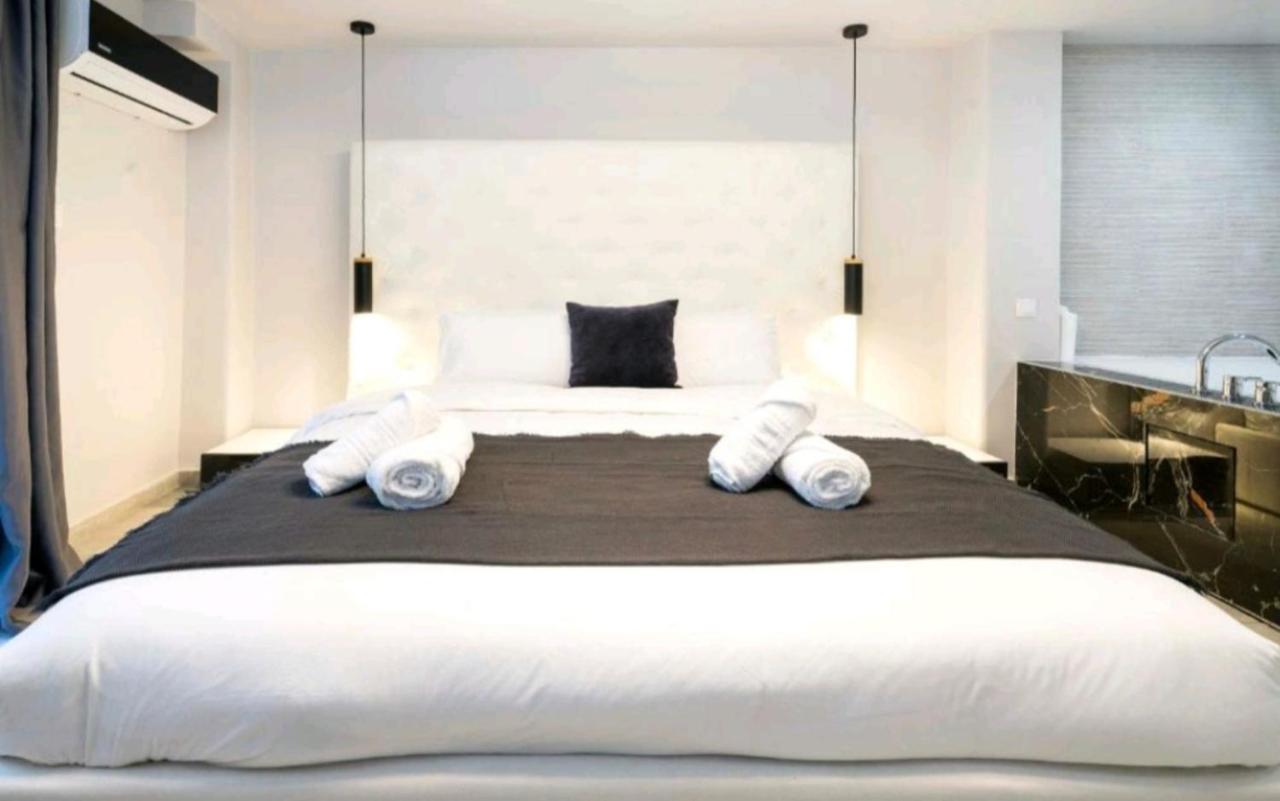 Romantic Jacuzzi Apartment Atene Esterno foto