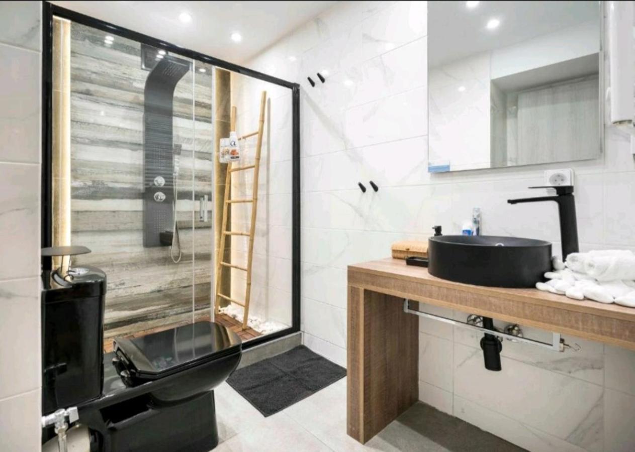 Romantic Jacuzzi Apartment Atene Esterno foto